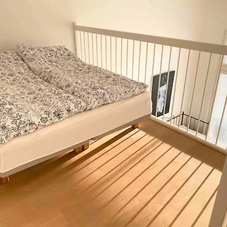 15 Min Drive To Airport, Free Parking Apartment *