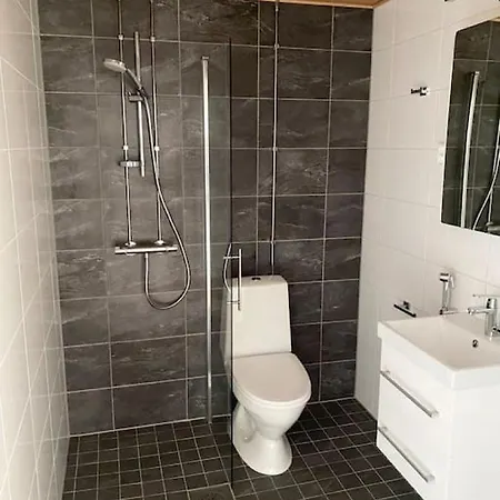 15 Min Drive To Airport, Free Parking Apartment *