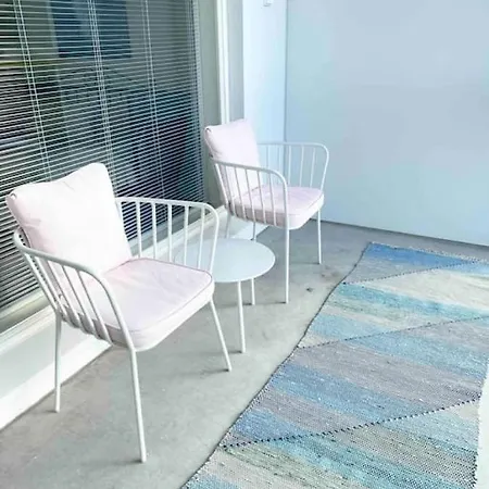 15 Min Drive To Airport, Free Parking