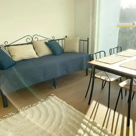Apartment 15 Min Drive To Airport, Free Parking